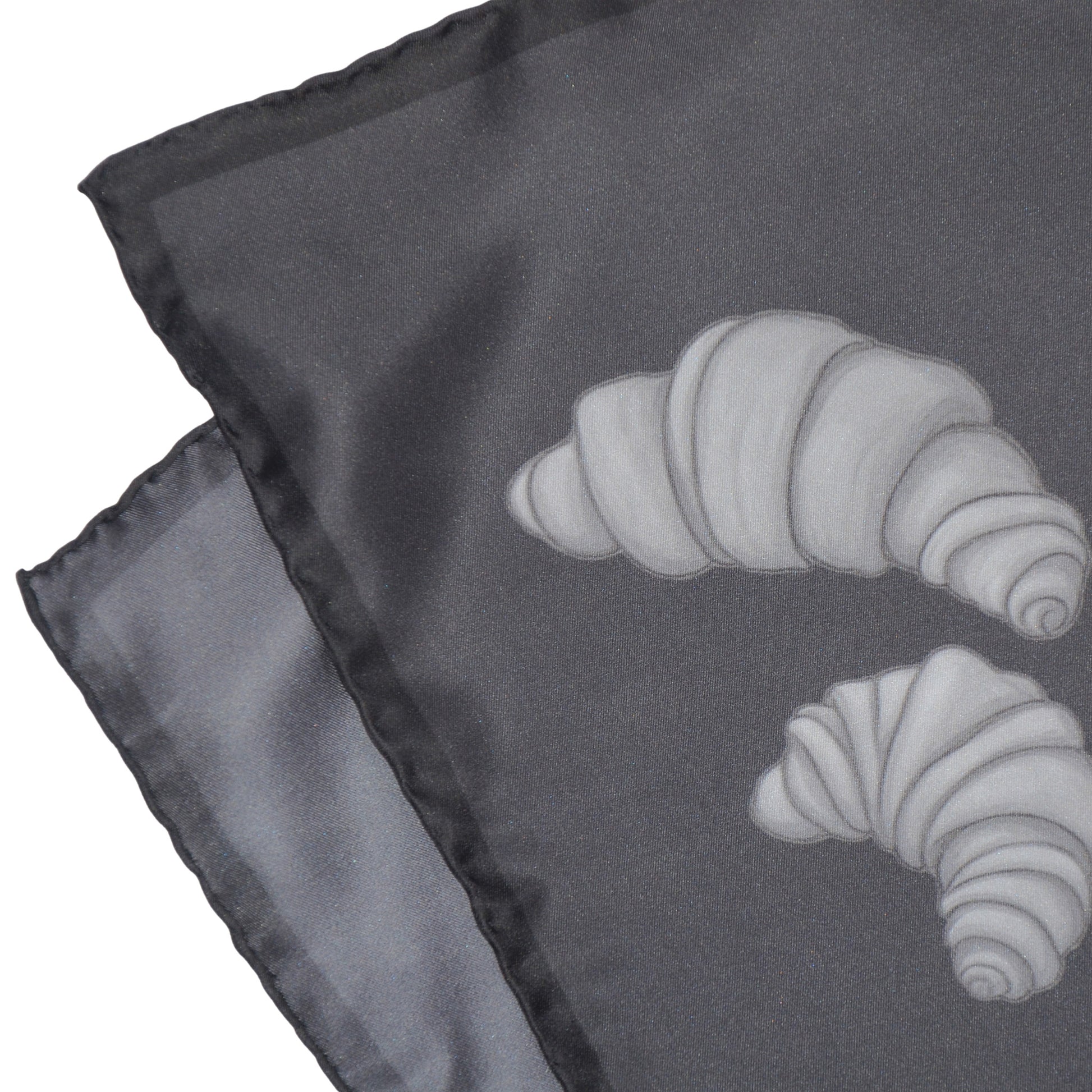 Seidentuch-kaufen-hamburg-seidenschal-zu-schwarzem-kleid