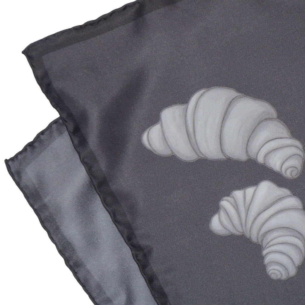 Seidentuch-kaufen-hamburg-seidenschal-zu-schwarzem-kleid