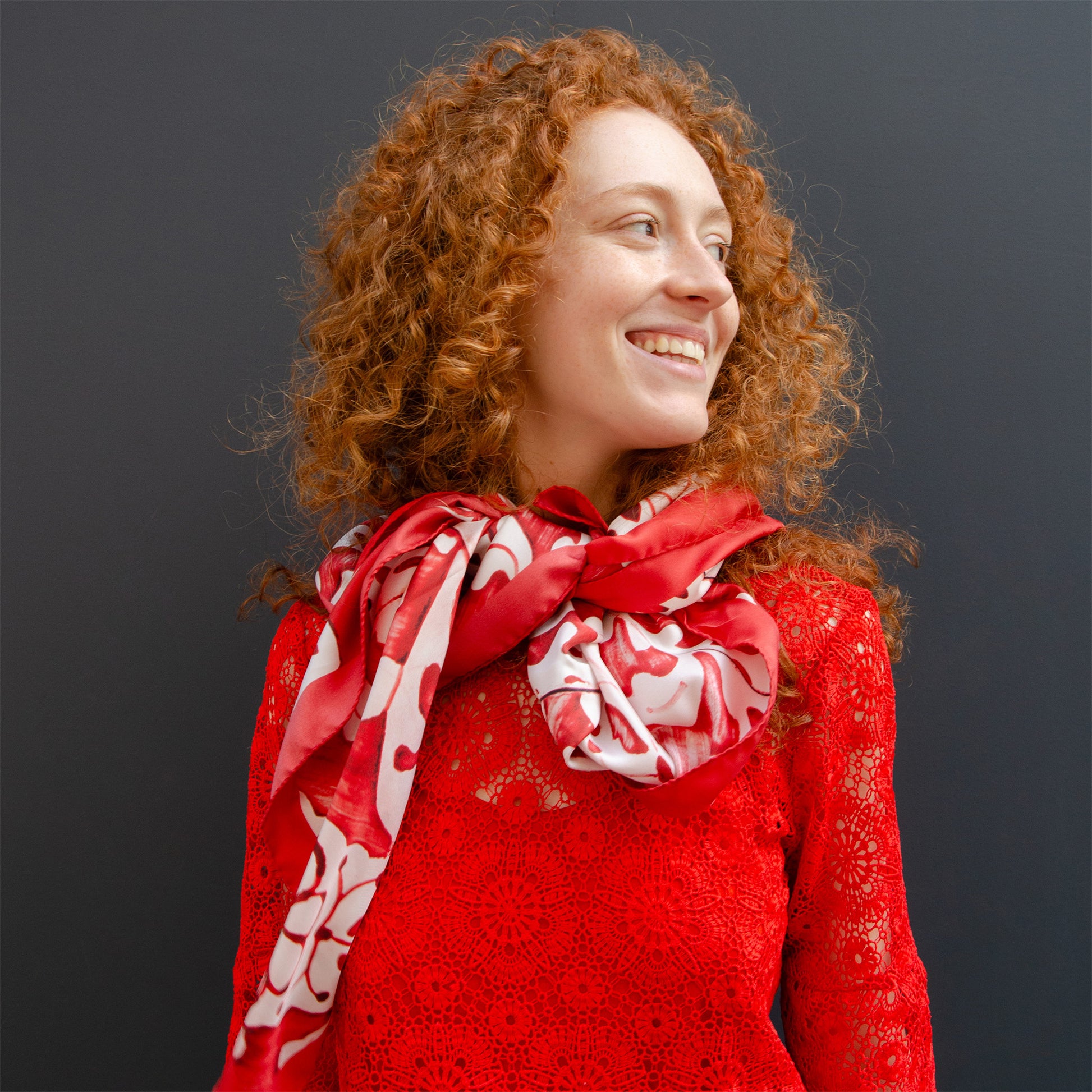 Seidentuch-weiß-rot-floral-damen