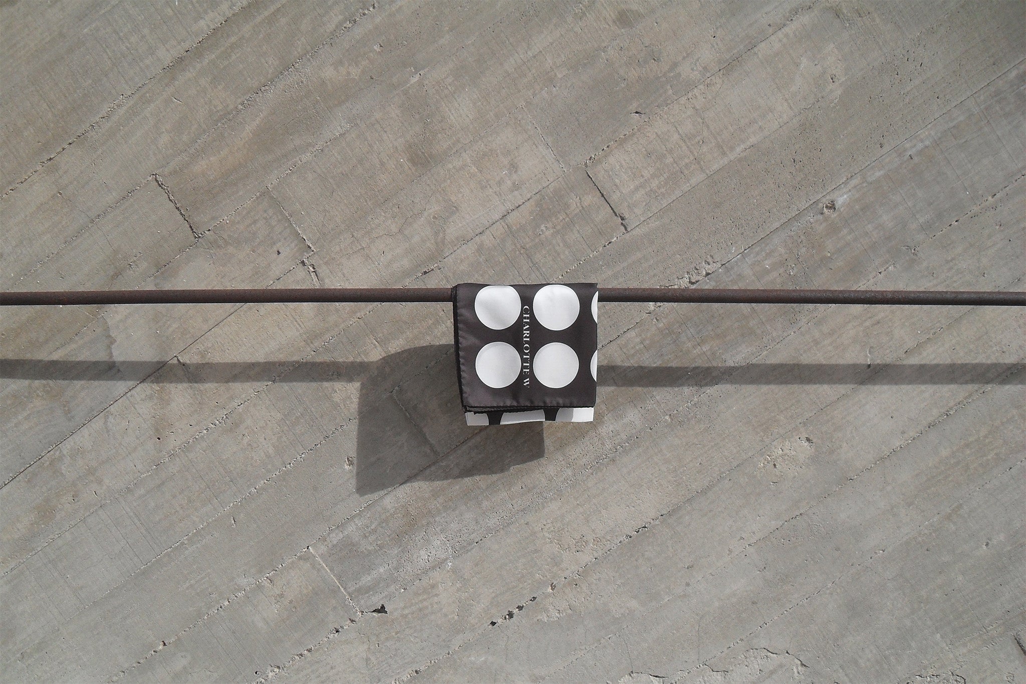 seidentuch-punkte-braun-kaufen-designer