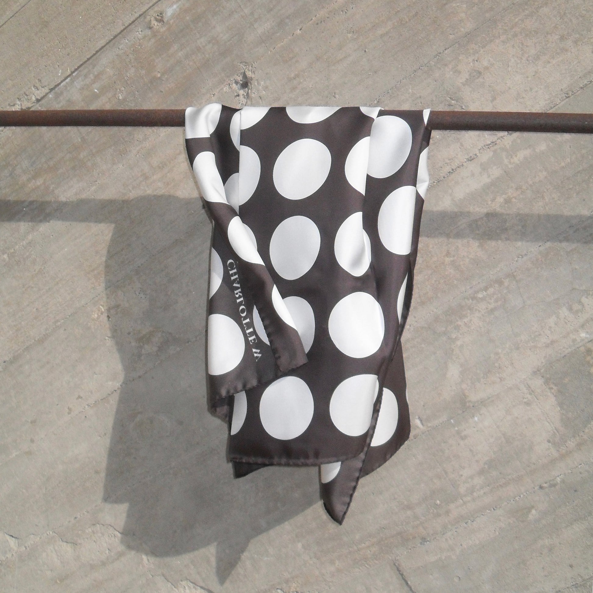 seidentuch-gepunktet-braun-kaufen